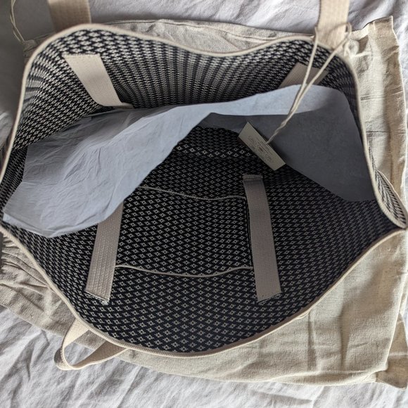 NWT Zahara Tote - Black and White (Dust bag inc) - Picture 3 of 9